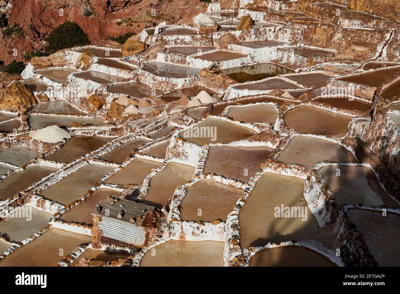Salzteiche von Maras im Heiligen Tal der Inkas, in der Nähe von Urubamba, ein beliebtes Touristenreiseziel in der Nähe von Cuzco und Machu Picchu in Peru. Ba Stockfoto