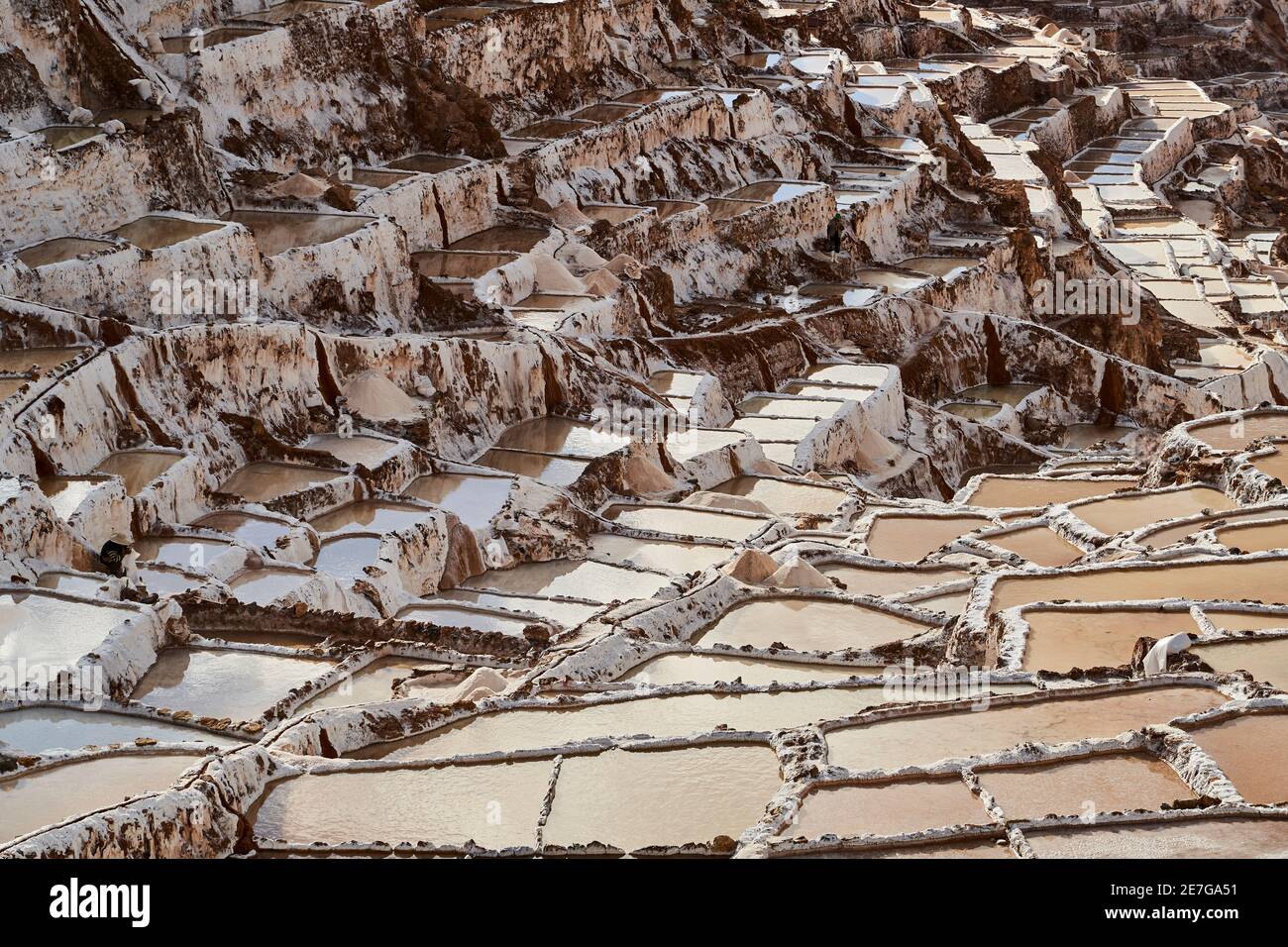 Salzteiche von Maras im Heiligen Tal der Inkas, in der Nähe von Urubamba, ein beliebtes Touristenreiseziel in der Nähe von Cuzco und Machu Picchu in Peru. Ba Stockfoto