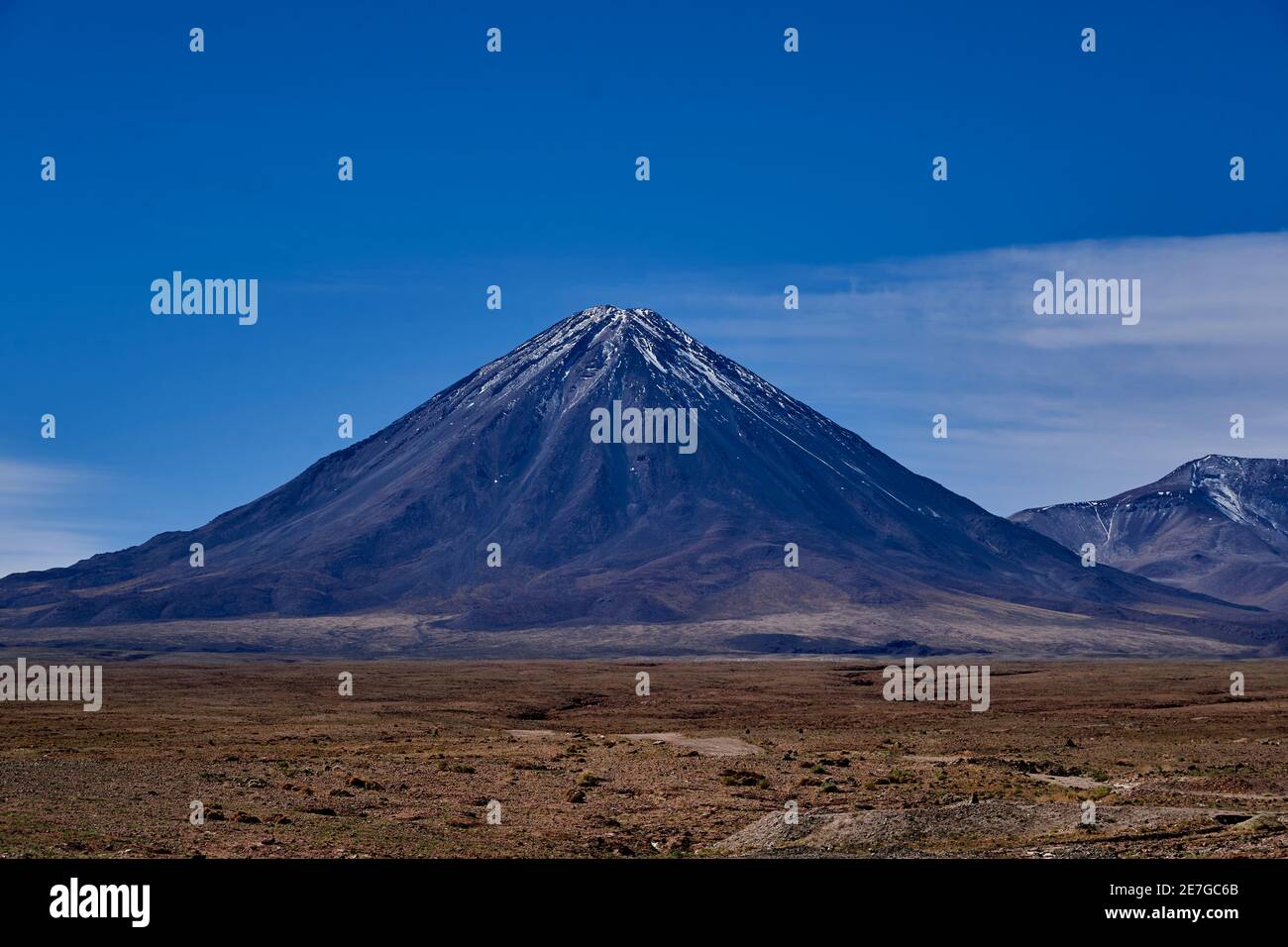 Licancabur ist ein schwarzer Stratovulkan an der Grenze zwischen Bolivien und Chile in der Höhe des altiplano in den anden, Südamerika Stockfoto