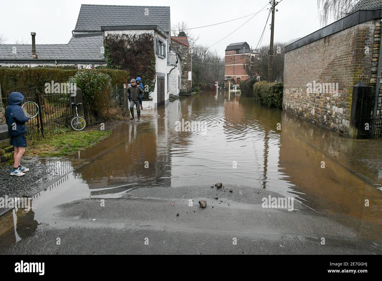 Abbildung Bild zeigt die Stelle der Überschwemmung des Flusses Ourthe, in Esneux, Lüttich Provinz, durch die starken Regenfälle der letzten Tage verursacht, auf Stockfoto