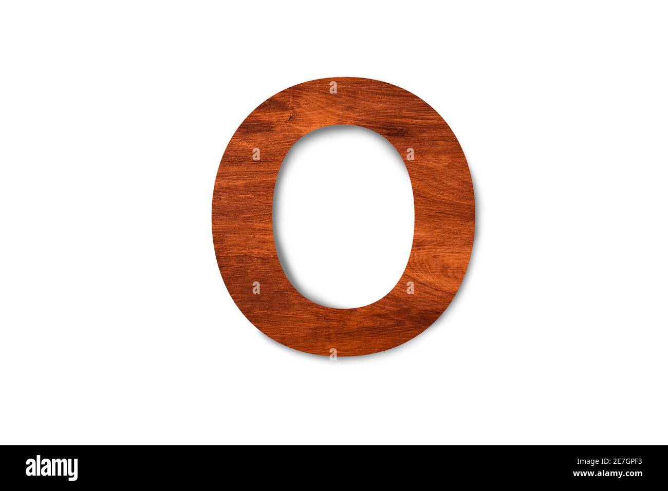 Moderne hölzerne Buchstaben O isoliert auf weißem Hintergrund mit Beschneidungspfad für Design Stockfoto