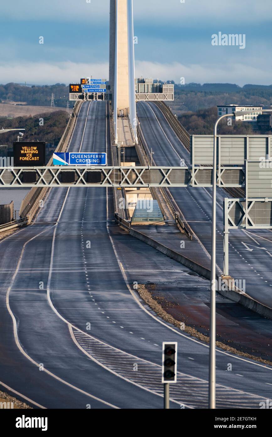 South Queensferry, Schottland, Großbritannien. 30. Januar 2021. Queensferry Crossing Bridge geschlossen und Forth Road Bridge geöffnet für den gesamten Verkehr heute Morgen als temporäre Verkehrsumleitung Experiment durchgeführt wird. Die Straßenbetreiber untersuchen derzeit, ob der Verkehr von der M90 von Queensferry Crossing auf die Forth Road Bridge umgeleitet werden kann, wenn die Queensferry Crossing zum Beispiel wegen Eis auf den Kabeln schließen muss. Umfangreiche Verkehrsmanagementarbeiten sind jedoch erforderlich, da auf jeder Brücke keine direkten Verkehrszugänge zwischen Fahrbahnen errichtet wurden. PIC; M90 Autobahn ist Stockfoto