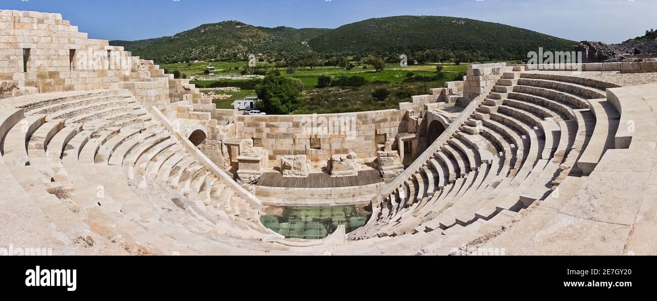 Das Innere des Patara-Parlaments Gebäude mit der umliegenden Landschaft, war es das wichtigste Gebäude der alten lykischen Föderation, Lykien, Türkei Stockfoto