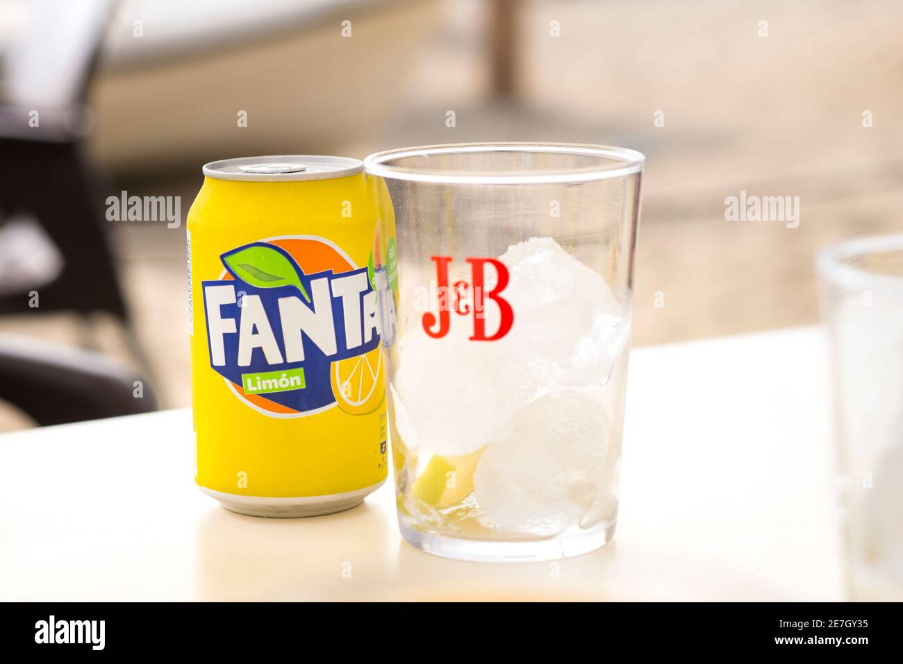 Kann Man Abgelaufene Fanta Noch Trinken Fanta Trinken Stockfotos und -bilder Kaufen - Alamy