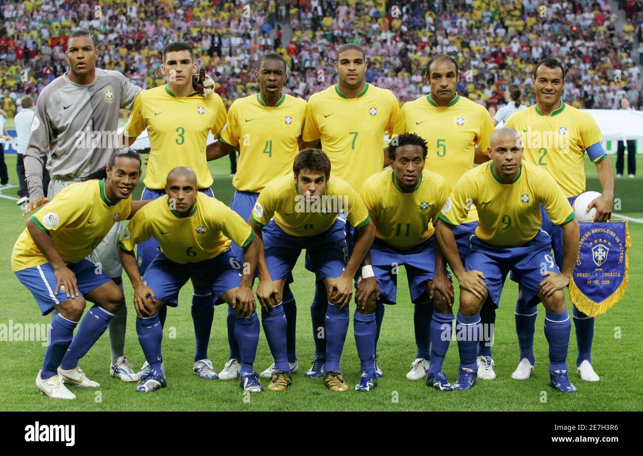 Nationalspieler Brasilien posieren für ein Mannschaftsfoto vor ihrer Gruppe  F WM 2006-Fußballspiel gegen [Kroatien] in Berlin 13. Juni 2006. Hintere  Reihe von links: Dida, Lucio, Juan, Adriano, Emerson und Cafu. Vordere Reihe