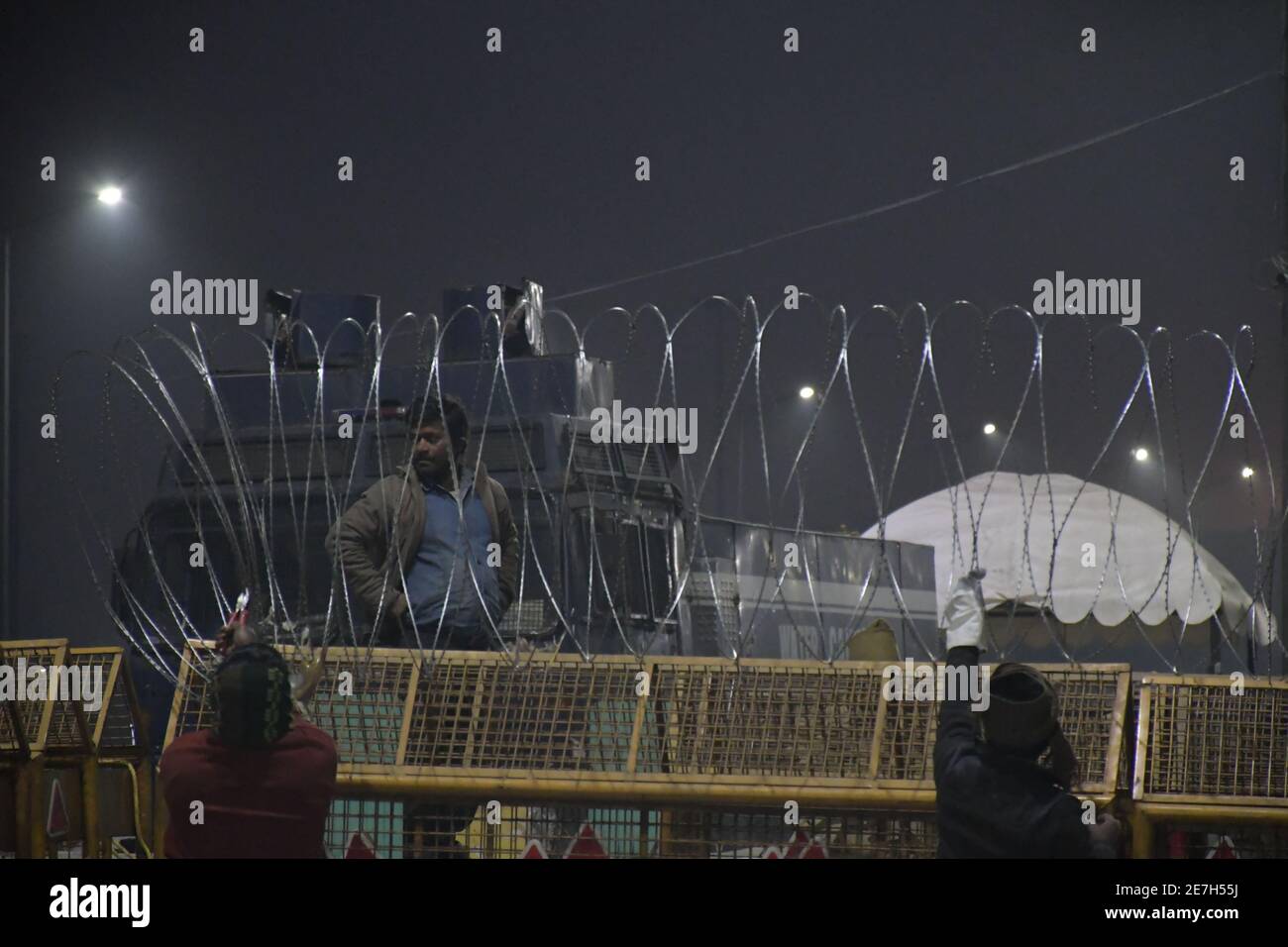 An der Grenze zu Gazipur, wo die Bauern am Freitag, den 29. Januar 2021, gegen drei von der Zentralregierung eingeführte Agrargesetze protestierten, wurde an der Grenze zu Gazipur in Delhi ein eiserner Stacheldraht für Sicherheitszäune installiert. (Foto von Ishant Chauhan / Pacific Press) Stockfoto