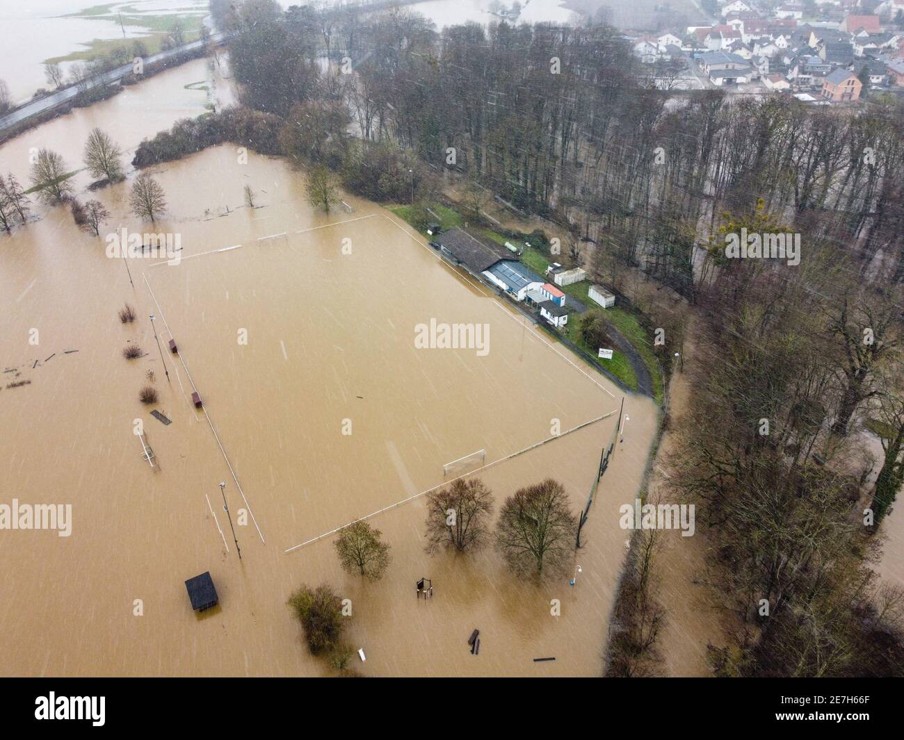 Lindheim, Deutschland. Januar 2021. Überflutet ist das Sportfeld von Lindheim (Luftaufnahme mit Drohne). Im Wetterauf haben zahlreiche Flüsse durch den schmelzenden Schnee und die anhaltenden Niederschläge ihre Ufer geplatzt. Quelle: Boris Roessler/dpa/Alamy Live News Stockfoto