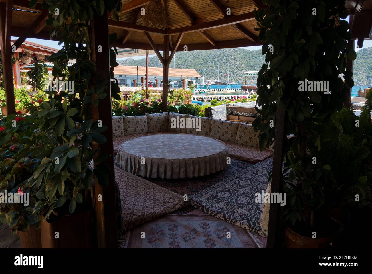 Türkisches Restaurant in einem kleinen Hafen mit Kekova Insel im Hintergrund, in der Nähe der Stadt Kas, Türkei Stockfoto
