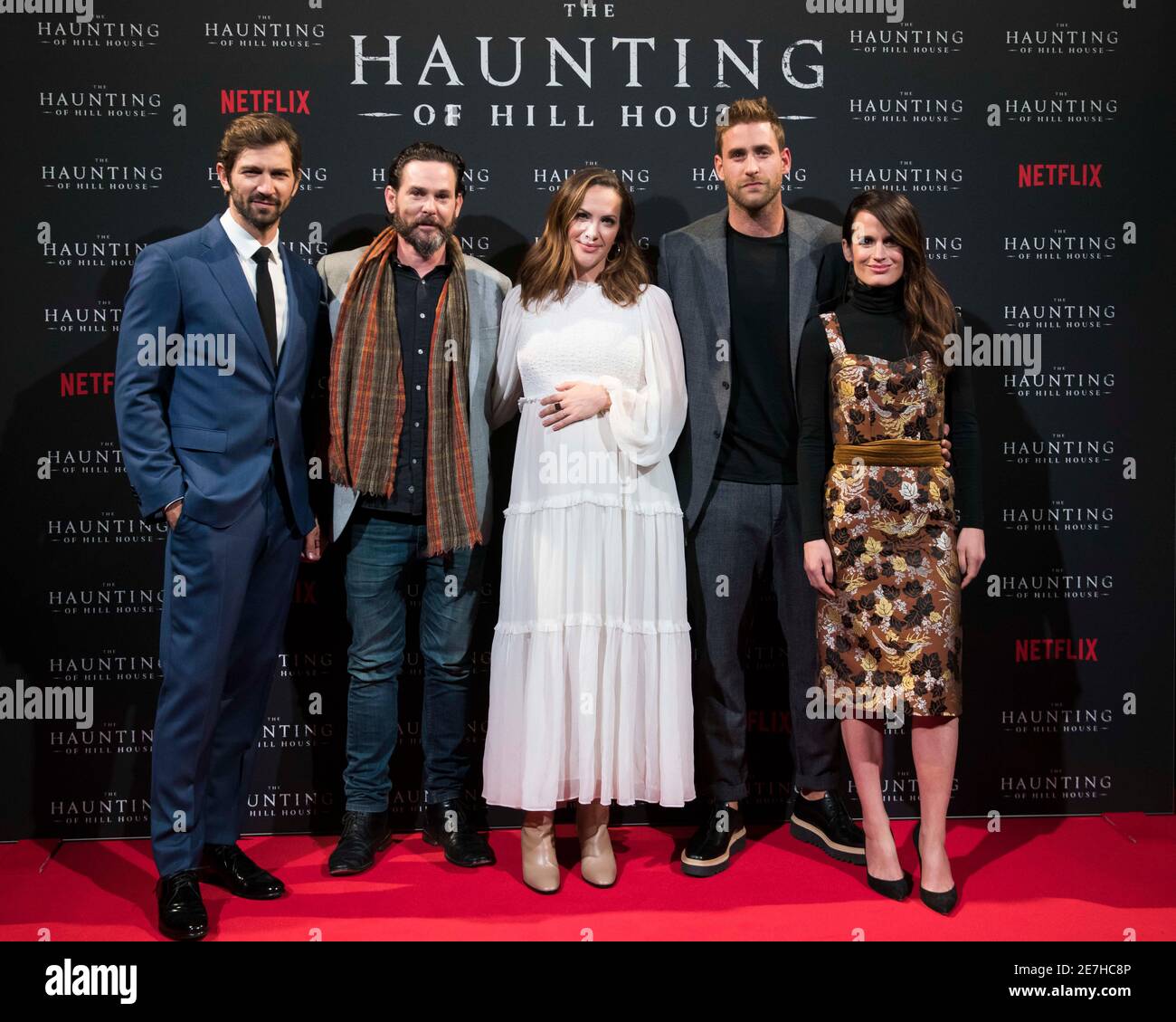 Michiel Huisman, Henry Thomas, Kate Siegel, Oliver Jackson-Cohen und Elizabeth Reaser nehmen an der Sondervorführung The Haunting of Hill House in der Welsh Chapel in London Teil. Stockfoto