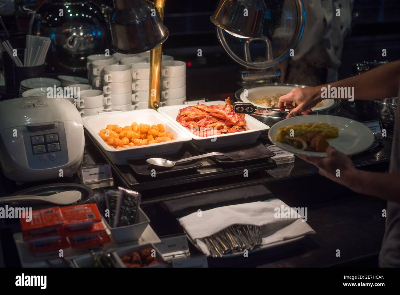 Konzept Frühstücksbuffet. Frühstückszeit im Luxushotel. Essen Buffet Catering Essen Essen Party Konzept. Stockfoto