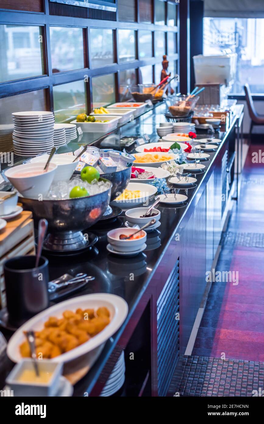 Konzept Frühstücksbuffet. Frühstückszeit im Luxushotel. Essen Buffet Catering Essen Essen Party Konzept. Stockfoto