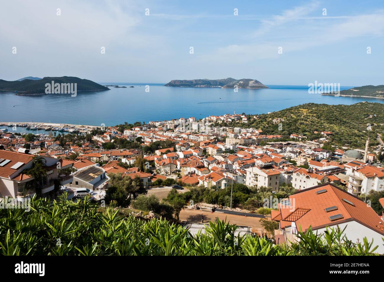 Panorama von Stadt und Bucht mit umgebender Landschaft am Morgen, Kas, Türkei Stockfoto