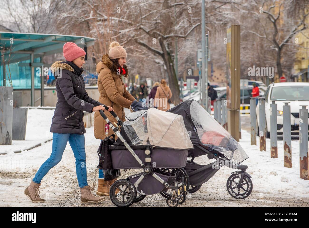 Prag, Tschechische Republik. 01-29-2021. Portrait von zwei Mutter mit  Kinderwagen, die an einem sonnigen und kalten Wintermorgen im Zentrum von  Prag spazieren geht Stockfotografie - Alamy