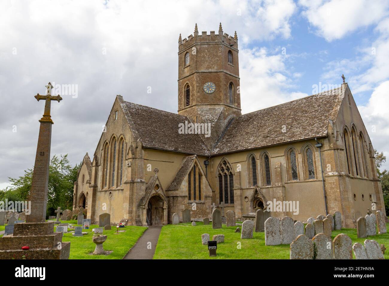St Mary's Church mit ihrem achteckigen Turm, bekannt als ‘The Cathedral of the Vale’ und wurde 1250 in Uffington, Oxfordshire, Großbritannien, erbaut. Stockfoto