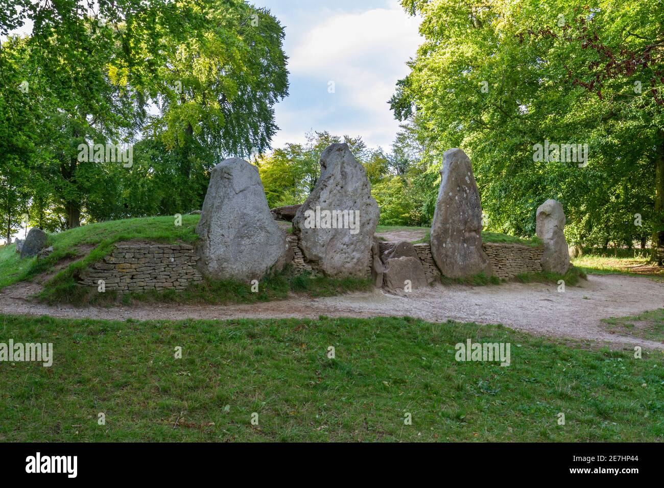 Eintrittssteine zu Wayland's Smithy ein neolithisches Grab in den Downs über dem Tal des Weißen Pferdes im Süden von Oxfordshire, Großbritannien. Stockfoto