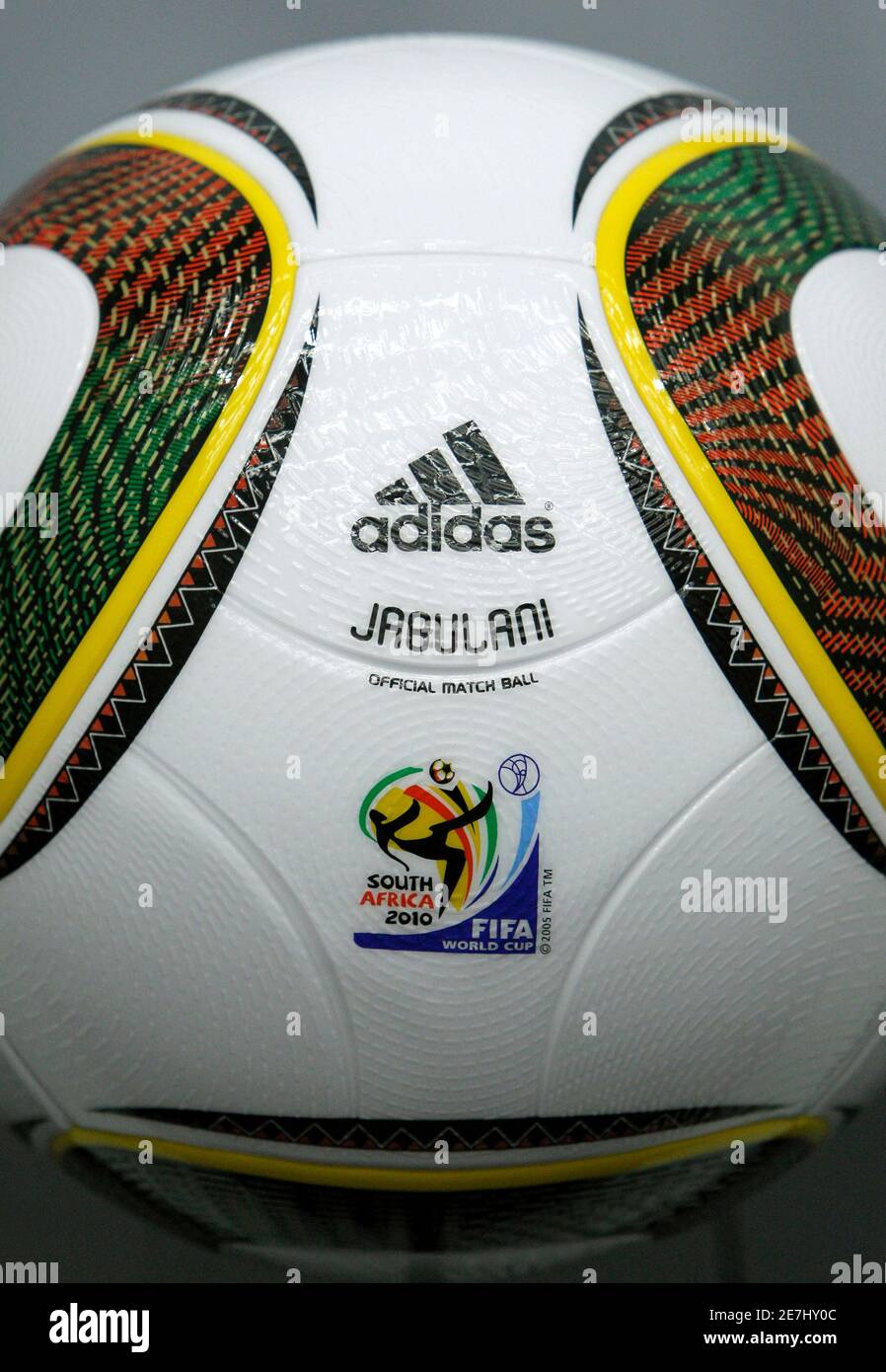 Logos von der WM 2010 in Südafrika sind auf eine offizielle Spielball  gesehen während einer Sitzung des International Football Association Board  (IFAB) an der Home of FIFA in Zürich 6. März 2010