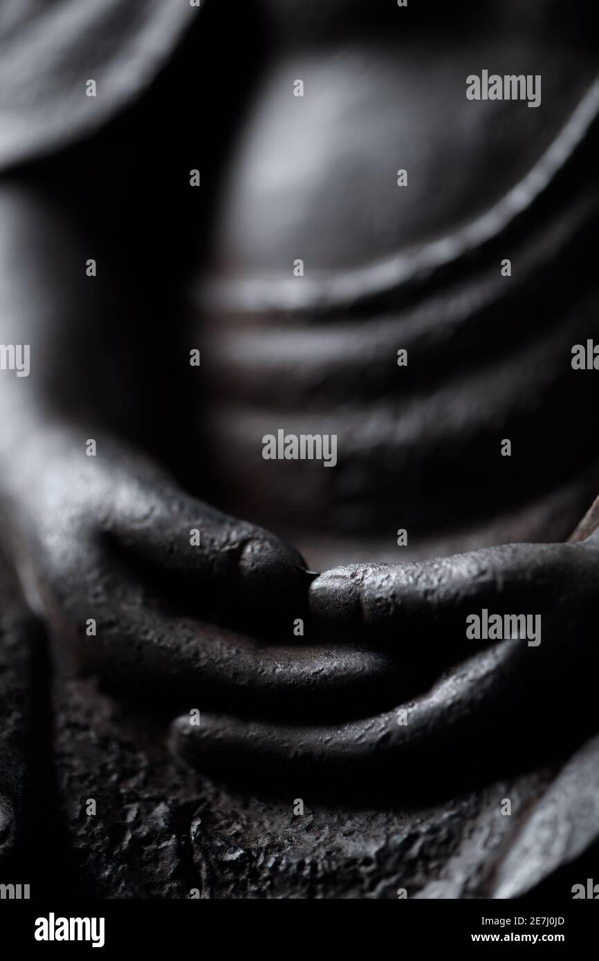 Hände der meditierenden Buddha Statue. Nahaufnahme. Stockfoto