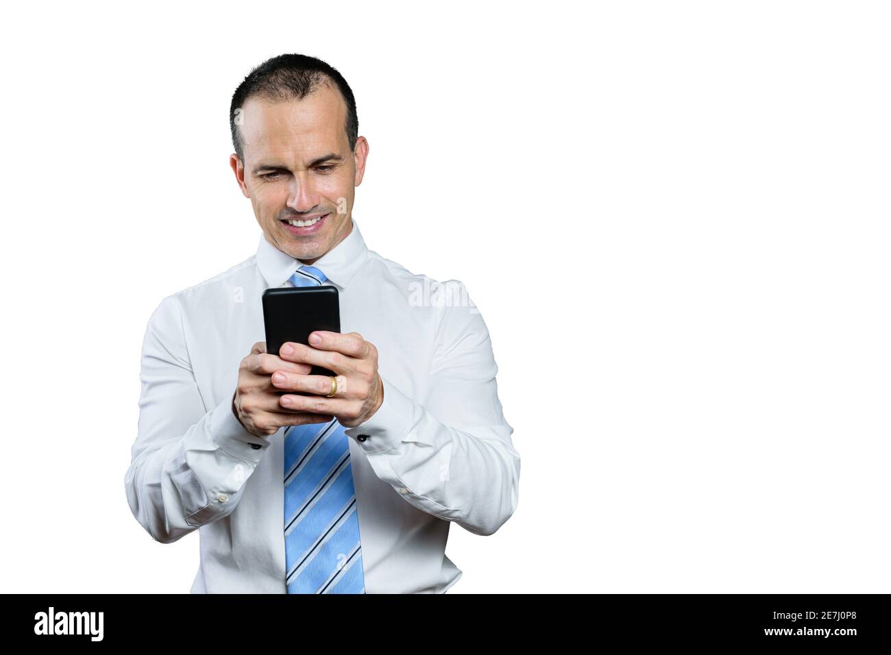 Reifer brasilianischer Mann trägt formelle Kleidung, Krawatte und Blick auf sein Smartphone. Stockfoto