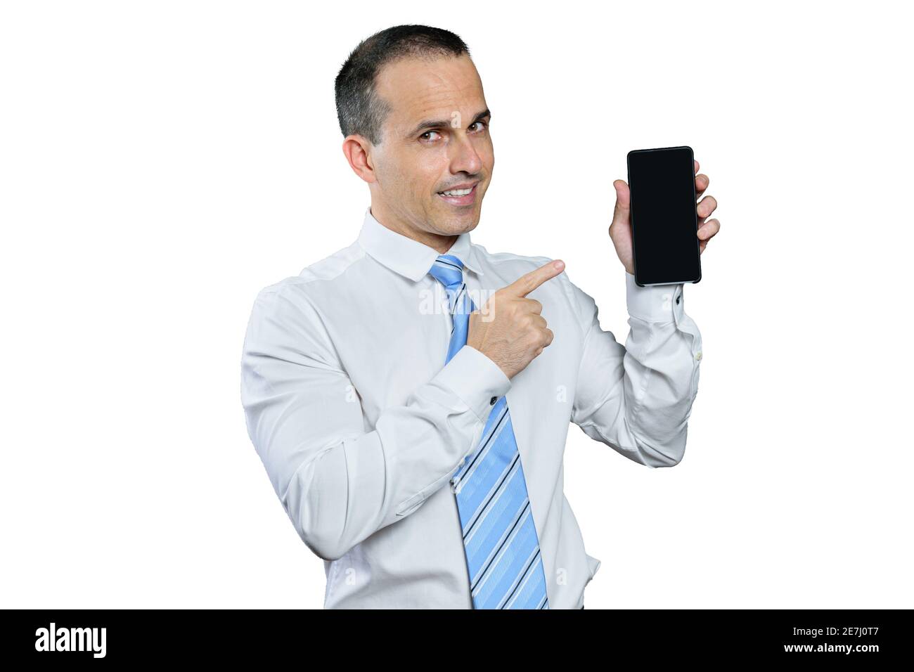 Reifer brasilianischer Mann, in formeller Kleidung, Krawatte und zeigt seinen Finger auf sein Smartphone. Stockfoto