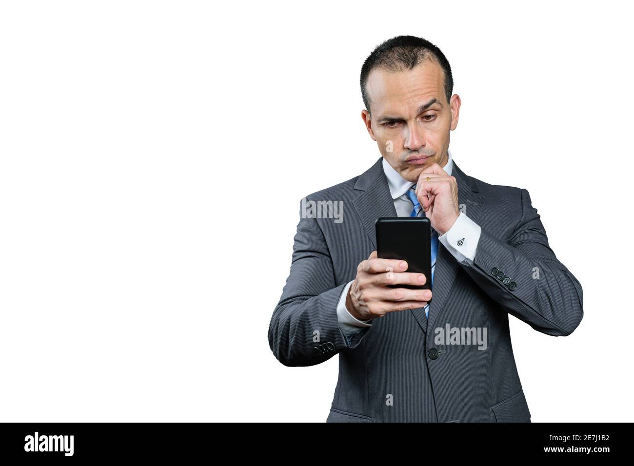 Reifer brasilianischer Mann, in formeller Kleidung, mit seinem Smartphone in der Hand und macht ein unentschlossenheit Gesicht. Stockfoto
