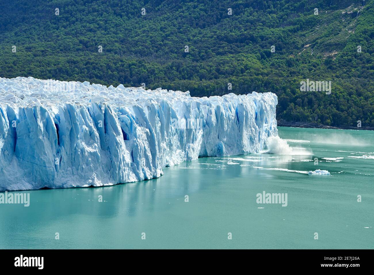 Blaues Kalbeis Perito Moreno Gletscher im Glaciers Nationalpark in Patagonien, Argentinien mit türkisfarbenem Wasser des Lago Argentino im Vordergrund, Stockfoto