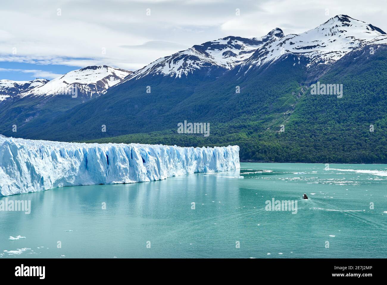 Blaues Eis des Perito Moreno Gletschers im Glaciers Nationalpark in Patagonien, Argentinien mit einem Touristenboot auf dem türkisfarbenen Wasser des Lago Argentino in Th Stockfoto