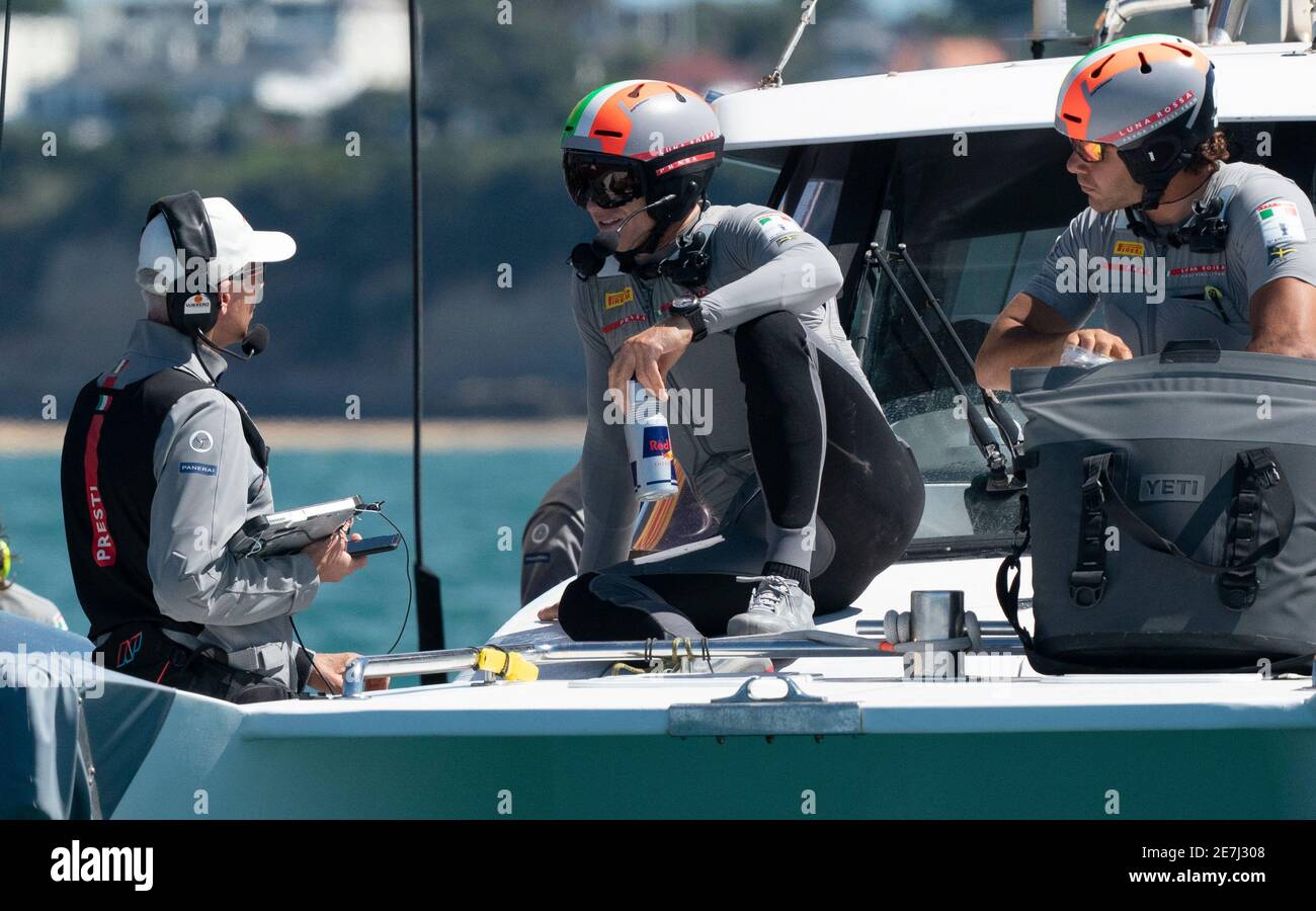 Auckland, Neuseeland, 30 Januar, 2021 - Italienisches Team Luna Rossa Prada Pirelli Teamcoach i Trainer Philippe Presti spricht mit dem gemeinsamen Helm Jimmy Spithill (Mitte) zwischen den Halbfinalrennen mit dem New York Yacht Club American Magic Team auf Patriot, Mit Skipper von Terry Hutchinson und unter der Spitze von Dean Barker im Waitemata Harbour von Auckland. Das italienische Team gewann das Halbfinale 4-0 und wird das INEOS Team UK im Prada Cup Finale ab Februar 12 treffen. Kredit: Rob Taggart/Alamy Live Nachrichten Stockfoto