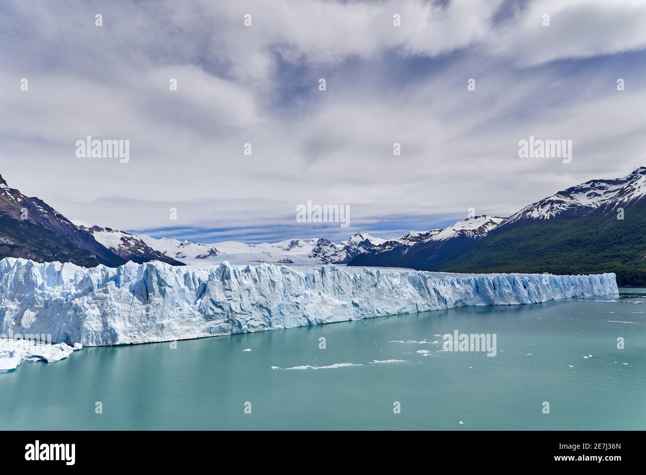 Blaues Eis des Perito Moreno Gletschers im Glaciers Nationalpark in Patagonien, Argentinien mit türkisfarbenem Wasser des Lago Argentino im Vordergrund, dunkles gre Stockfoto