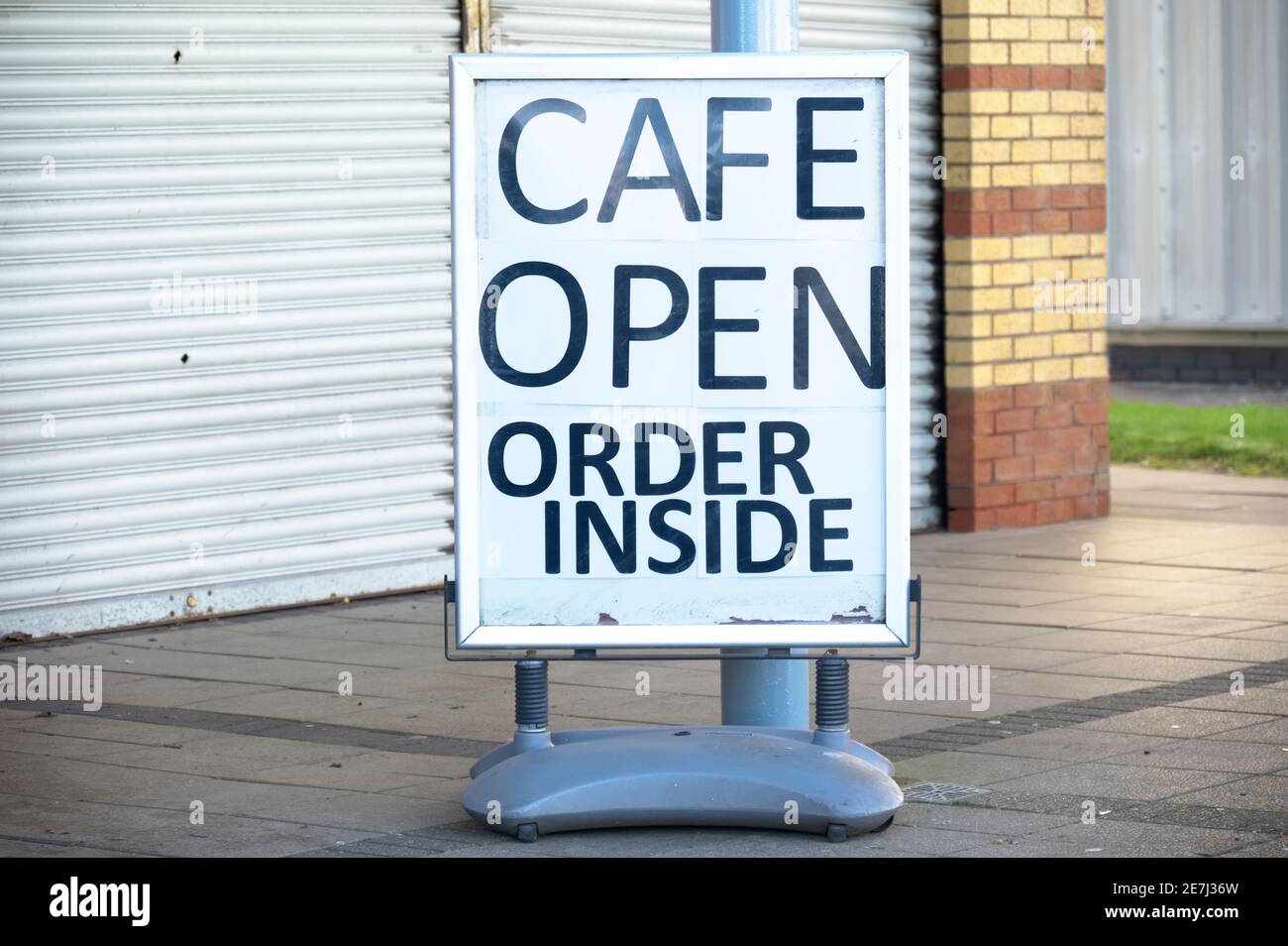 Cafe-Shop nach der Absperrung von Coronavirus covid 19 geöffnet Stockfoto