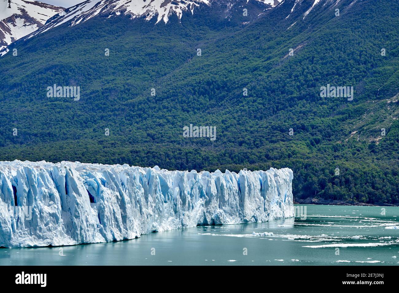 Blaues Eis des Perito Moreno Gletschers im Glaciers Nationalpark in Patagonien, Argentinien mit türkisfarbenem Wasser des Lago Argentino im Vordergrund, dunkles gre Stockfoto