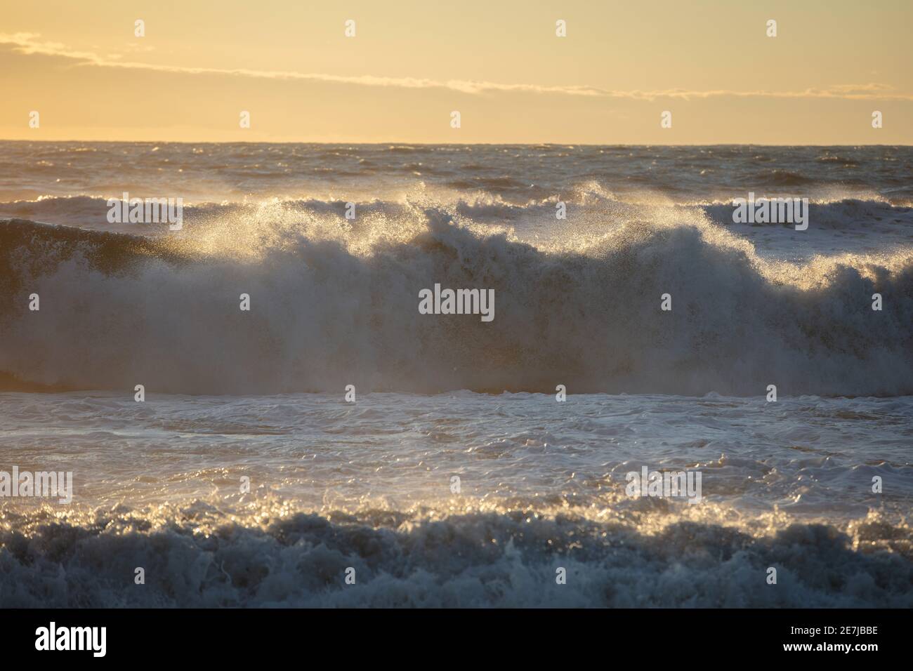 Ein schönes Bild des Meeres bei Sonnenuntergang im Winter, Forte de Marmi, Versilia, Toskana, Italien Stockfoto