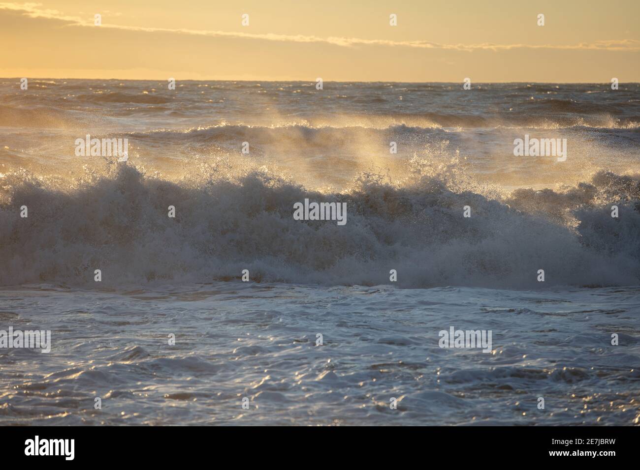 Ein schönes Bild des Meeres bei Sonnenuntergang im Winter, Forte de Marmi, Versilia, Toskana, Italien Stockfoto