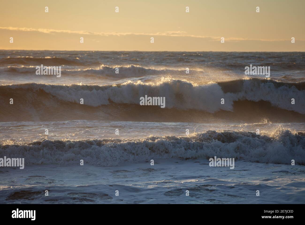 Ein schönes Bild des Meeres bei Sonnenuntergang im Winter, Forte de Marmi, Versilia, Toskana, Italien Stockfoto