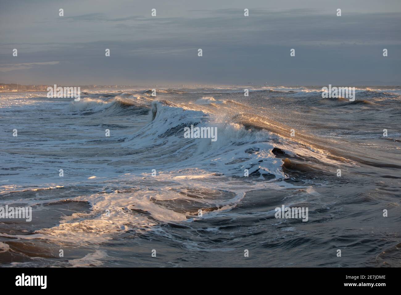 Ein schönes Bild des Meeres bei Sonnenuntergang im Winter, Forte de Marmi, Versilia, Toskana, Italien Stockfoto