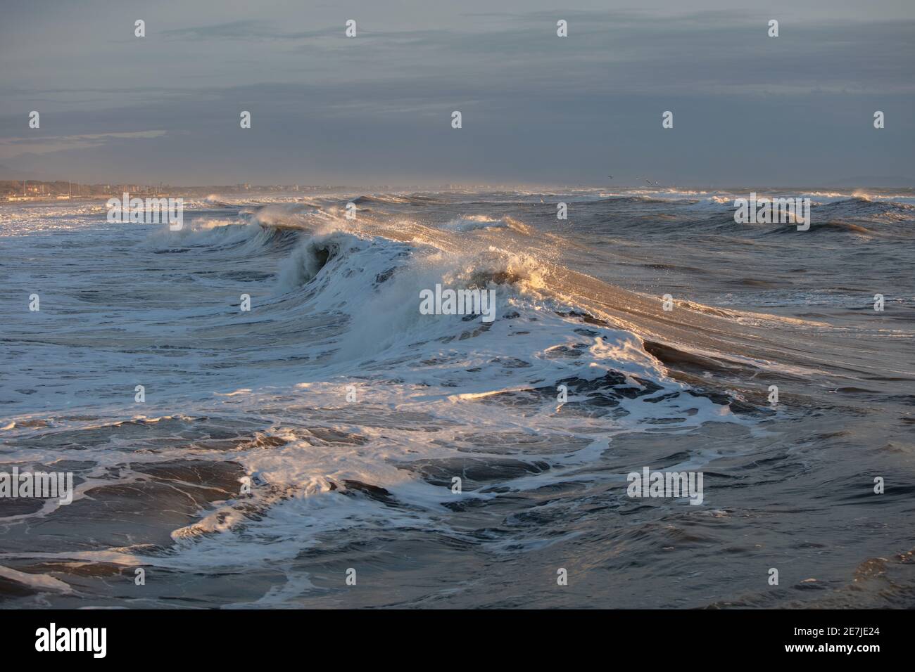 Ein schönes Bild des Meeres bei Sonnenuntergang im Winter, Forte de Marmi, Versilia, Toskana, Italien Stockfoto