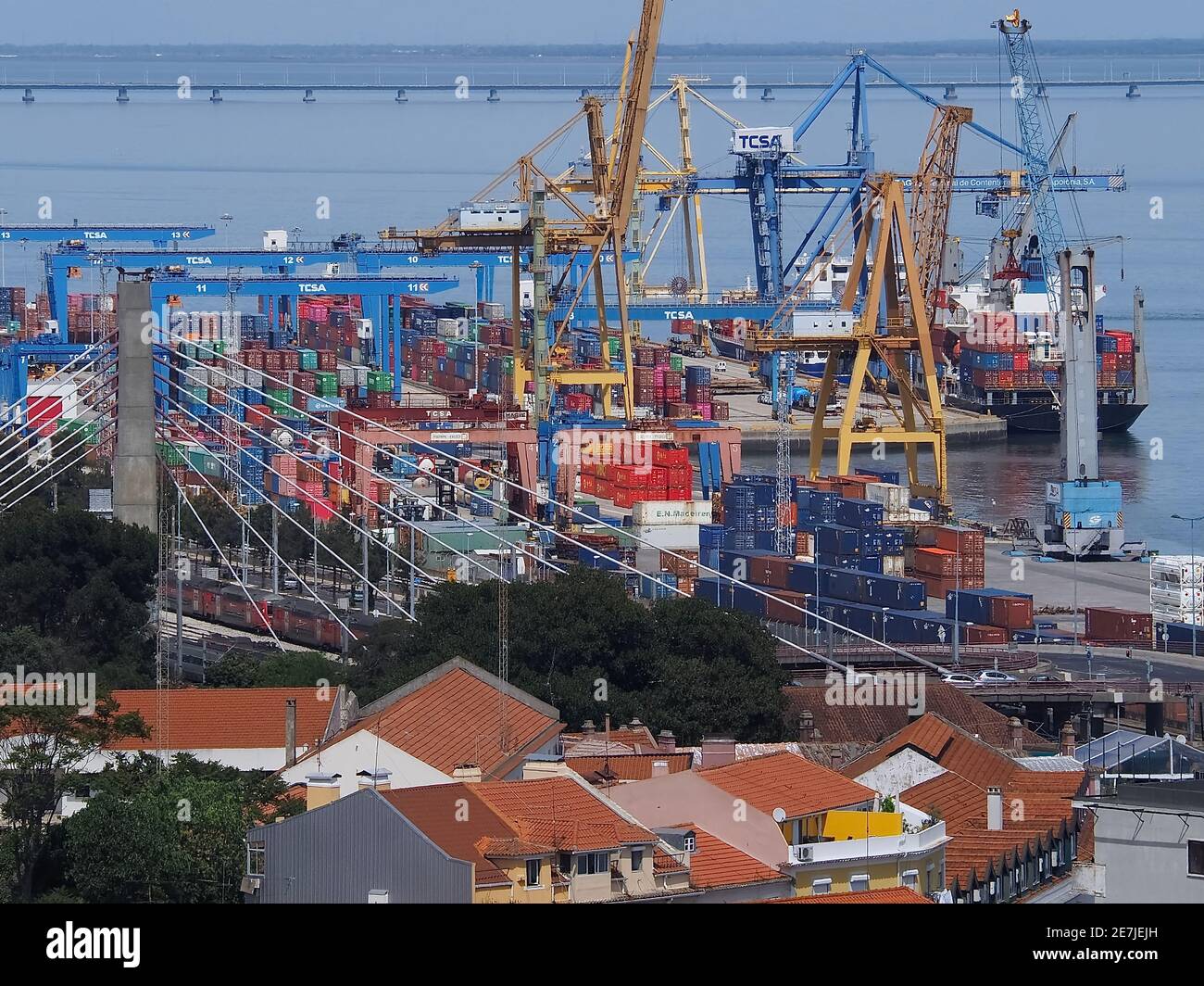 Hafen von Lissabon - Liscont Terminal für die Containerschifffahrt Stockfoto