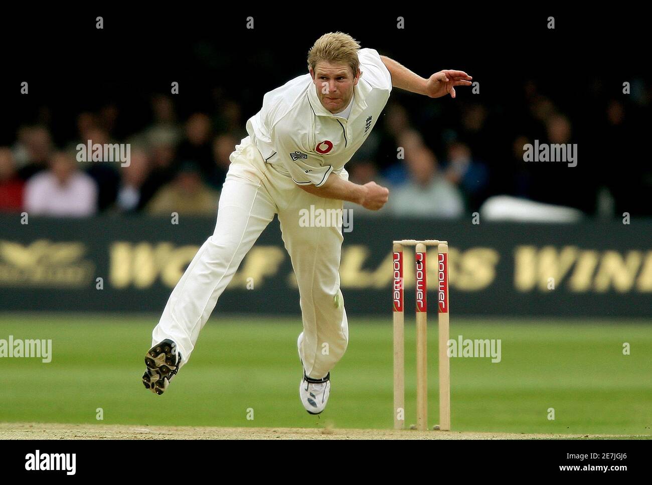 Englands Matthew Hoggard Schalen zu Sri Lanka Upul Tharanga am dritten Tag ihrer ersten Test Cricket match bei Herrn in London 13. Mai 2006.  REUTERS/Dylan Martinez Stockfoto