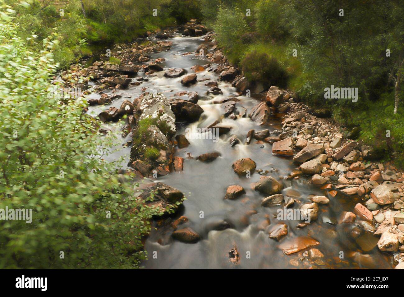 Wasser stürzt durch die Hügel Schottlands Stockfoto