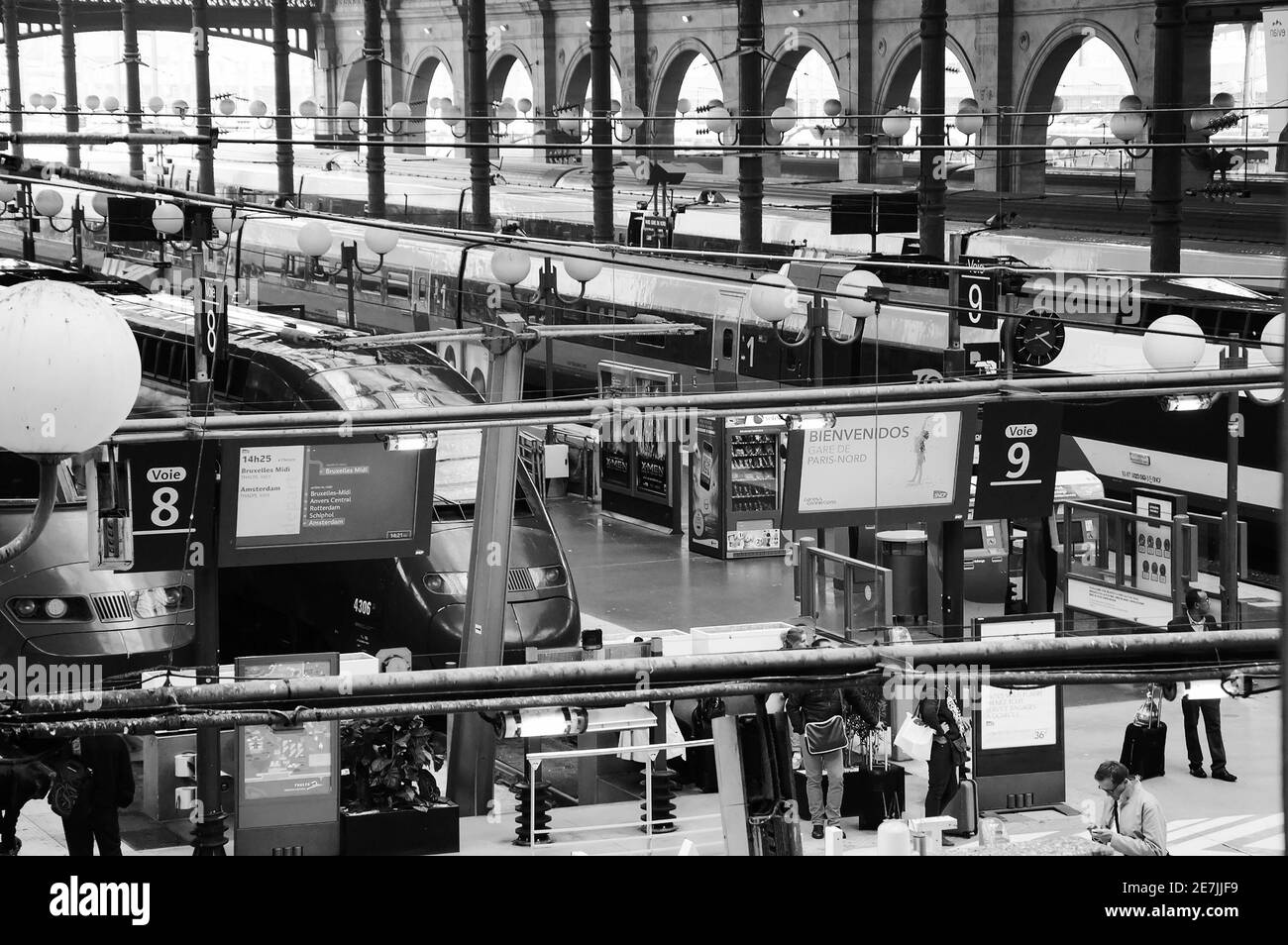 Paris, Frankreich. Bahnhof Paris Nord (Gare du Nord). North Station ist ein Tor zu Belgien, Deutschland, den Niederlanden und Großbritannien. Schwarz weiß historisches Foto Stockfoto