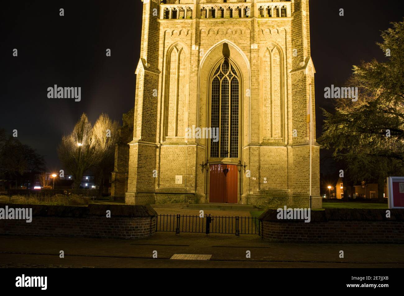 Eingang der Sint-Maartenskerk Kirche bei Nacht in Elst, Niederlande Stockfoto