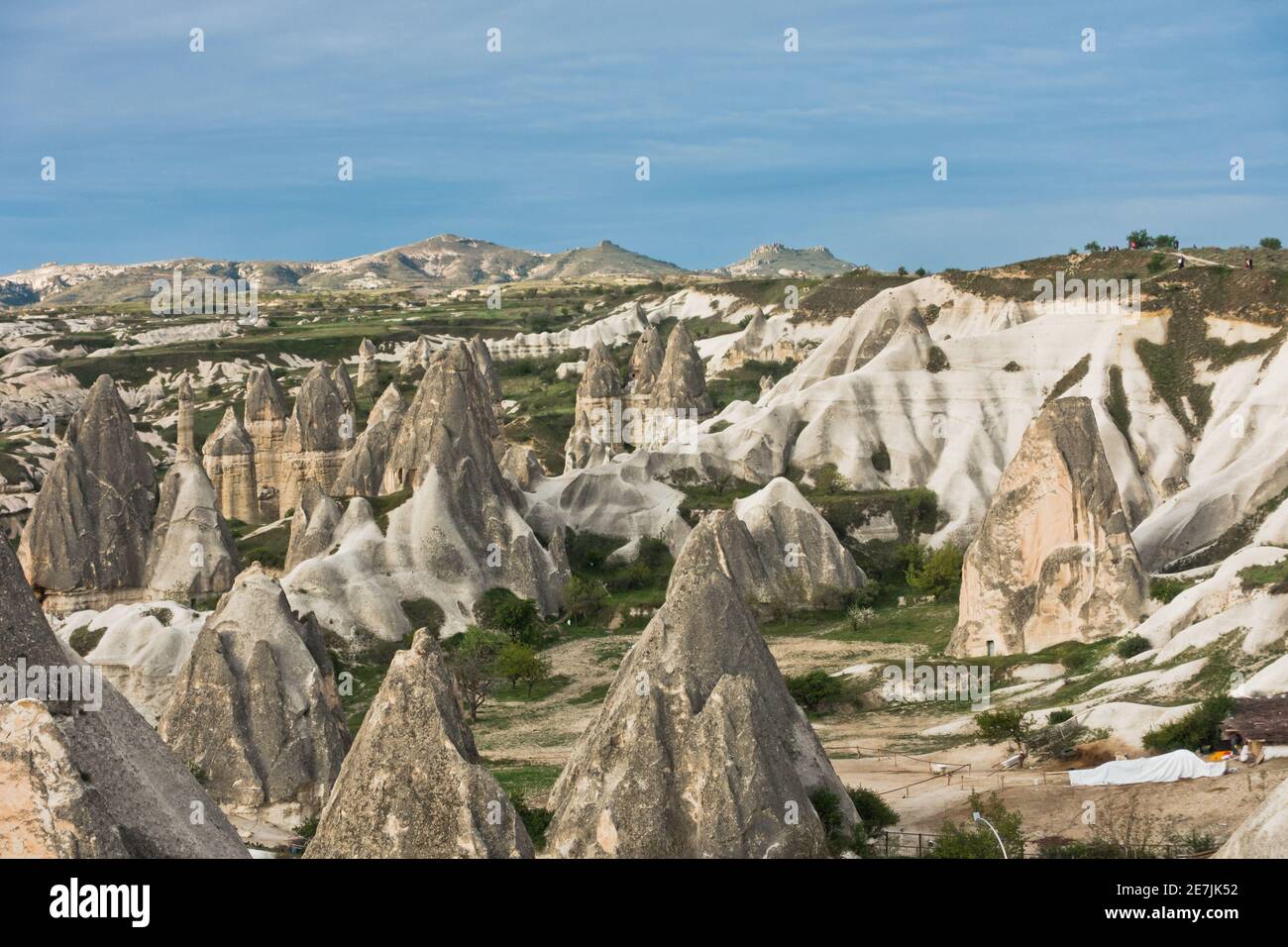 Panorama mit herrlichen Steinstrukturen und Höhlen bei Goreme in Kappadokien, Anatolien, Türkei Stockfoto