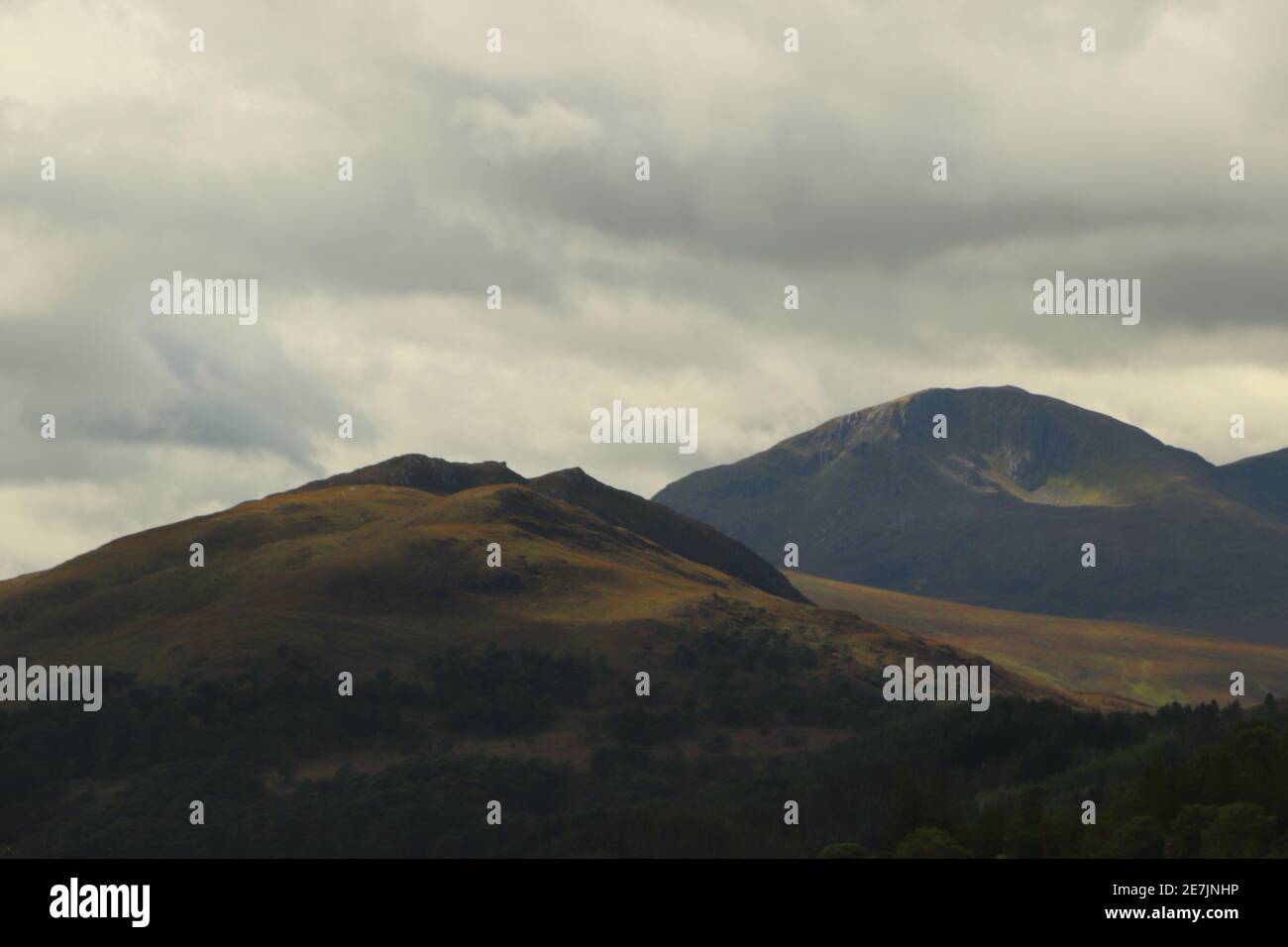 Ein Blick von den Hügeln Schottlands auf die Täler, Flüsse und Seen Stockfoto