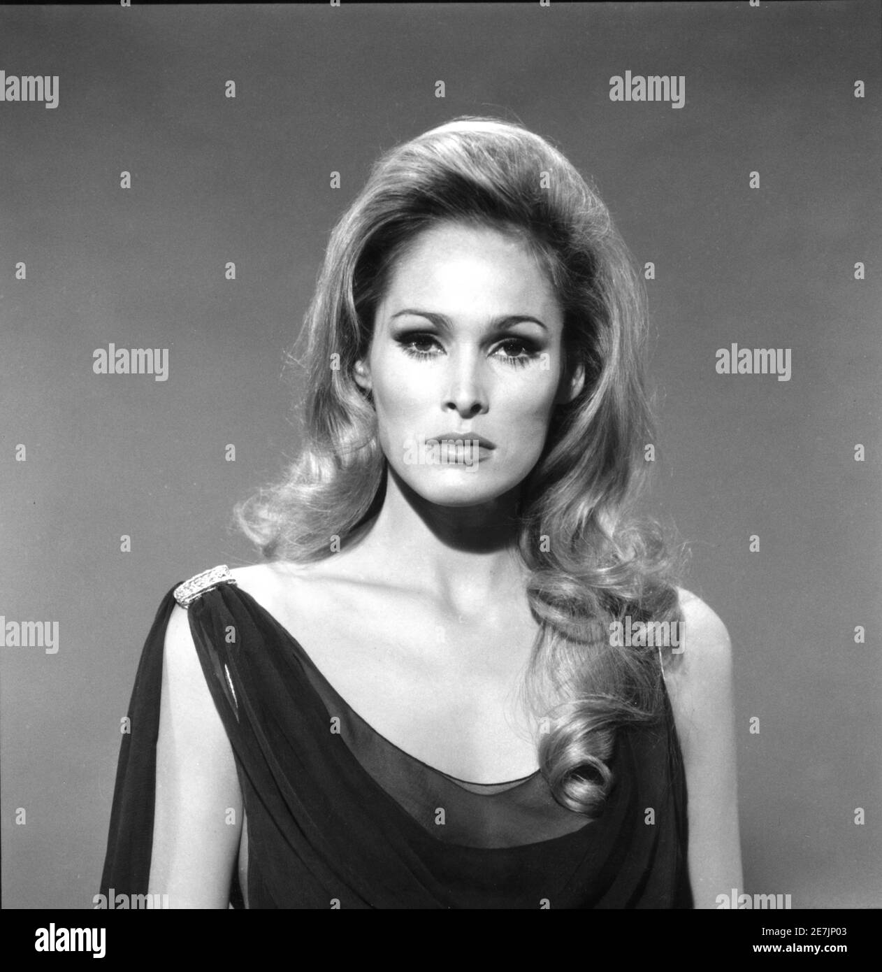 URSULA ANDRESS Publicity Portrait als Ayesha in SHE 1965 Regisseur ROBERT DAY nach dem Roman von H. Rider Haggard Hammer Films / Warner - Pathe Distributors Stockfoto