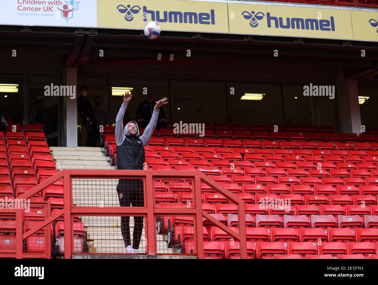 Chris Gunter von Charlton Athletic wirft einen Ball auf das Spielfeld, um die Bedingungen vor dem Sky Bet League One Spiel im Valley Charlton zu überprüfen. Bilddatum: Samstag, 30. Januar 2021. Stockfoto