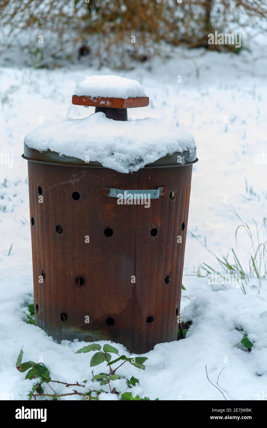 Garten-Verbrennungsanlage während einer Kälteeinbruch im Januar mit Schnee bedeckt - Berkshire, England, Großbritannien Stockfoto