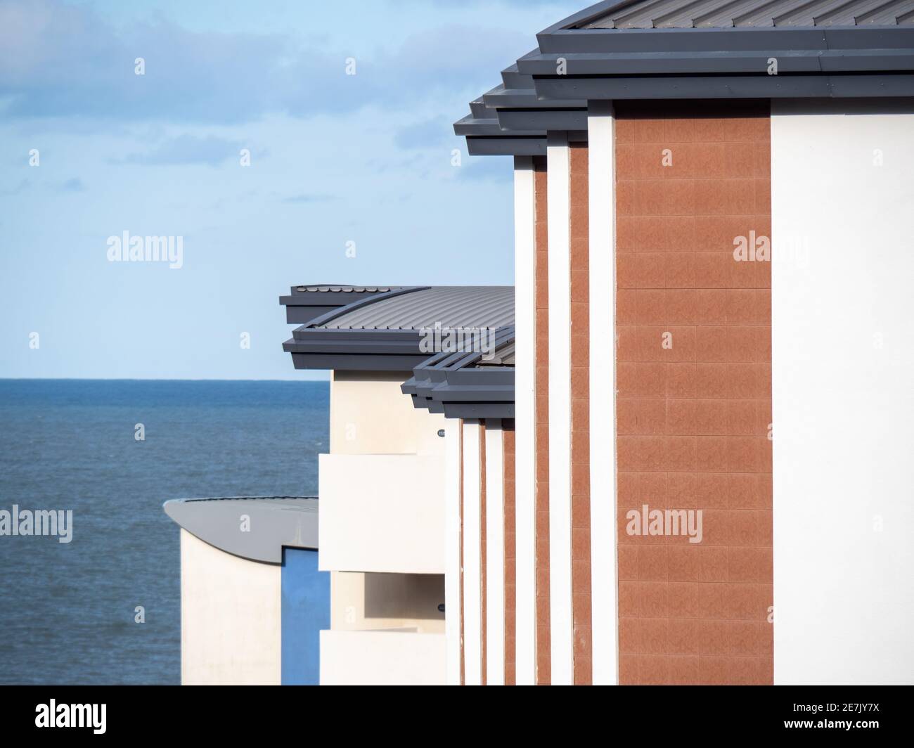 Westward Ho Wohnungen mit Aussicht. Minimalistische Landschaft mit Meereshorizont. England, Großbritannien. Stockfoto