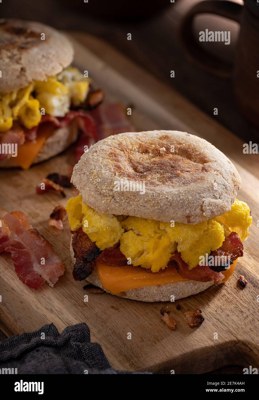 Frühstückssandwich mit Rührei, Speck und Käse auf einem englischen Muffin Stockfoto