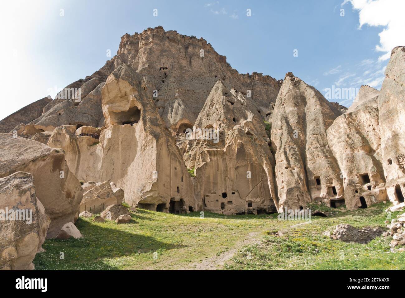 Landschaft Detail von außerhalb des Selime Kloster, das eine riesige Kirchengröße der Kathedrale in einer Steinhöhle geschnitzt ist, in der Nähe von Ihlara Tal bei Cappadocia, EIN Stockfoto
