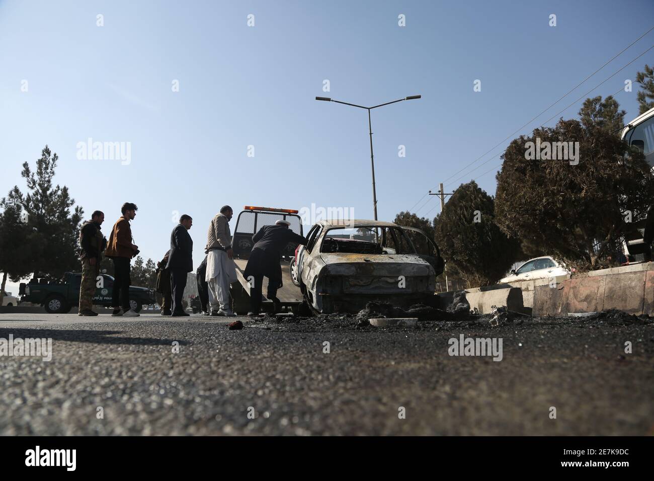 (210130) -- KABUL, 30. Januar 2021 (Xinhua) -- das Foto vom 30. Januar 2021 zeigt den Ort einer Explosion in Kabul, der Hauptstadt Afghanistans. Mindestens 12 Afghanen wurden als tot bestätigt, als Bomben Teile des aufständischen Afghanistan am Samstag erschütterten, haben Beamte bestätigt. (Xinhua/Rahmatullah Alizadah) Stockfoto