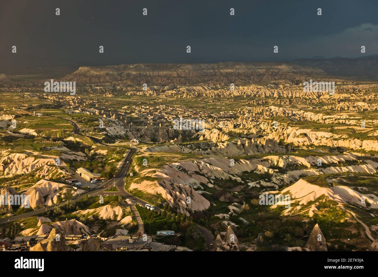 Blick von der Spitze des Burgberges Uchisar auf die umliegende Landschaft von Kappadokien in Anatolien, Türkei Stockfoto